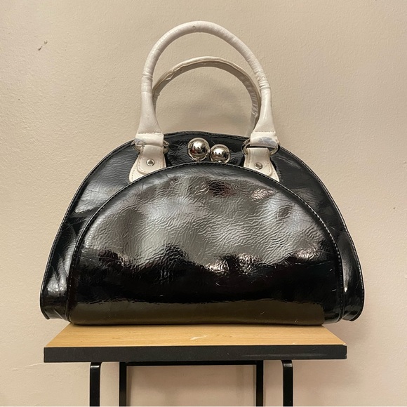 Vintage Y2K Faux Patent Leather Black & White Handbag w Oversized Toggle Pocket - Picture 2 of 16